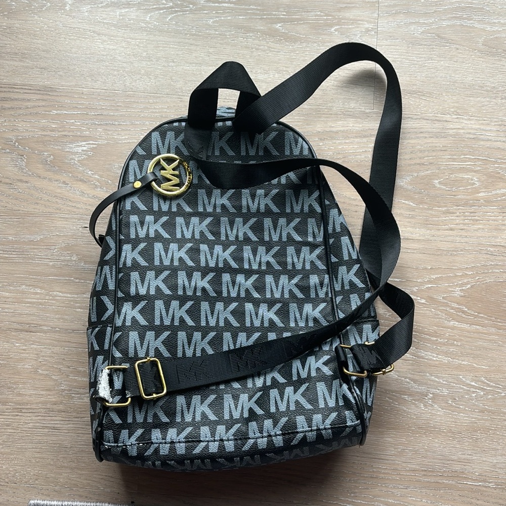 backpack - Picture 2 of 2